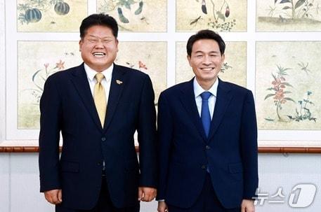 본문 이미지 - 이상호 강원 태백시장(왼쪽)이 24일 강원특별자치도청에서 우상호 강원특별자치도지사를 만나 지역 현안에 대한 지원을 건의한 가운데, 이날 우 지사와 기념 사진을 촬영하고 있다. (태백시 제공. 재판매 및 DB금지) 2026.8.24/뉴스1