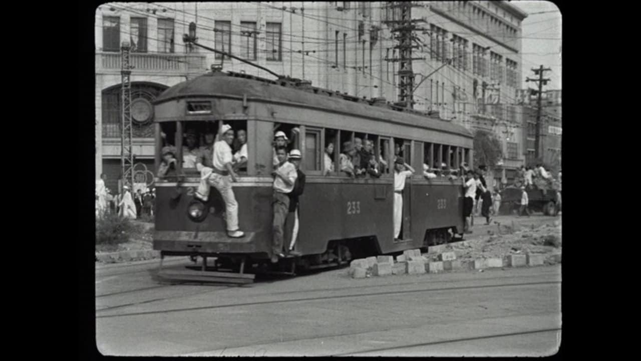본문 이미지 - 1945년, 경성의 전차를 이용하는 시민들 (한국영상자료원 제공)