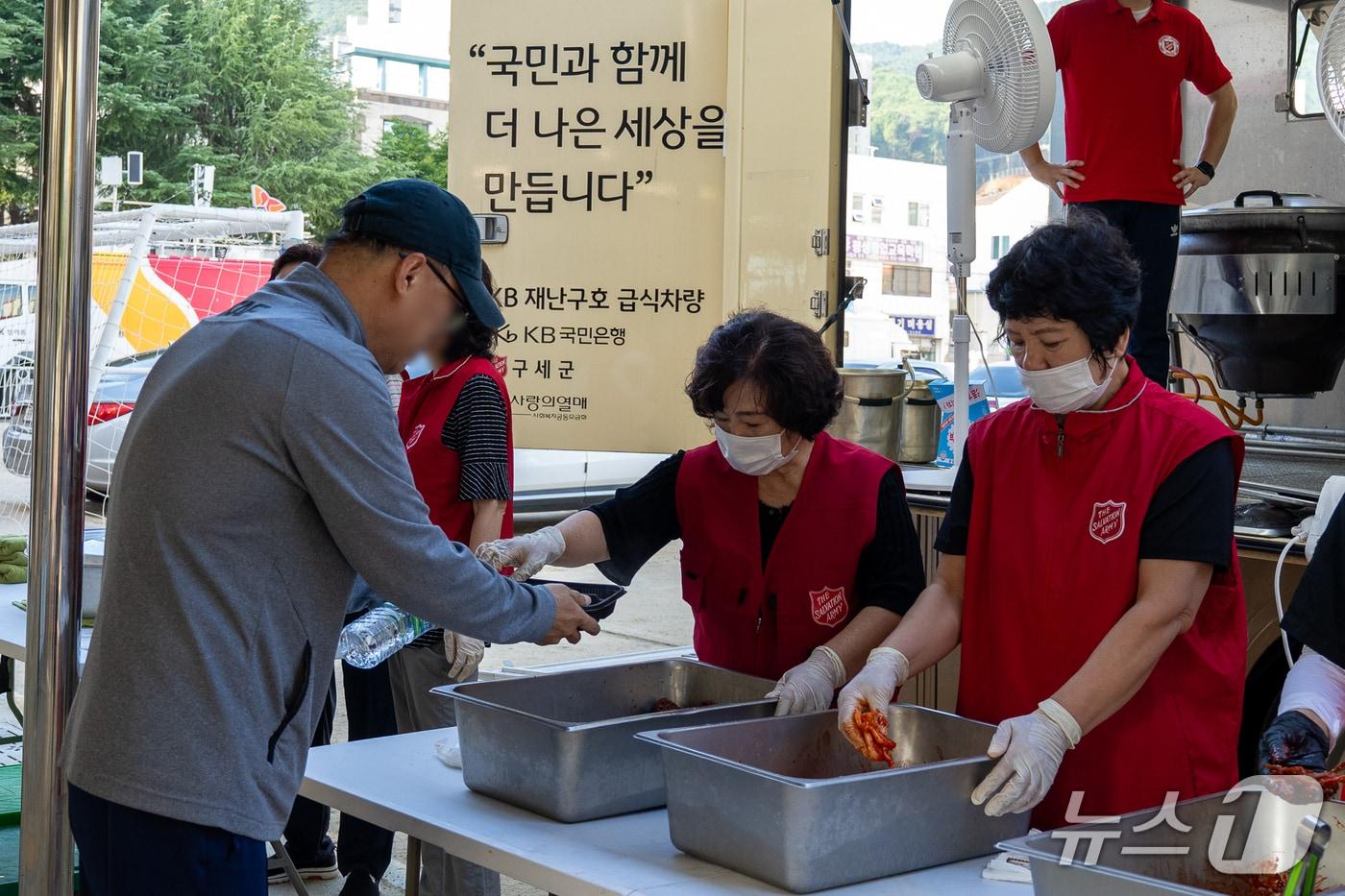 본문 이미지 - 구세군이 지난 18일부터 21일까지 경남 거제 집중호우 피해 현장에서 이재민과 복구 인력, 자원봉사자에게 식사 1540식을 제공했다고 25일 밝혔다.