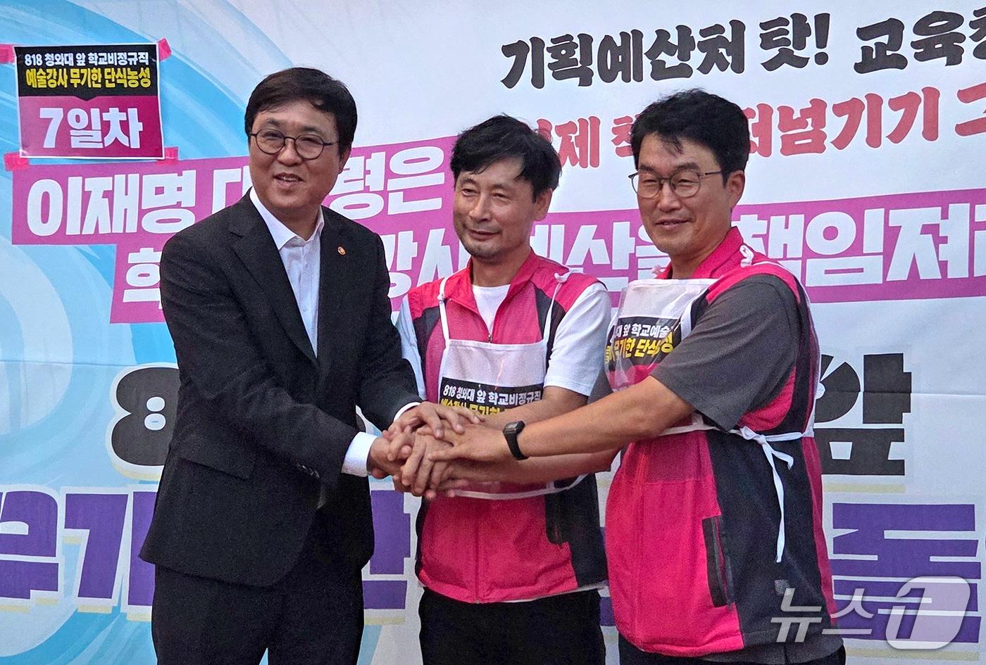 본문 이미지 - 최휘영 문화체육관광부 장관이 7일째 단식 중이던 성석주 전국학교비정규직노동조합 예술강사전국분과장을 지난 24일 청와대 사랑채 인근 농성장에서 만났다.