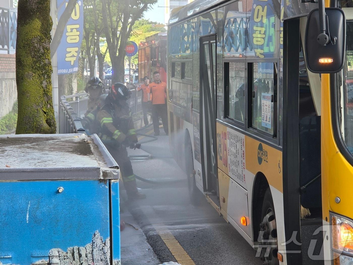 본문 이미지 - 25일 오전 전남광주 서구 치평동을 달리던 시내버스에서 연기가 발생해 소방당국이 진화 작업 중이다. ⓒ 뉴스1 조수민 기자