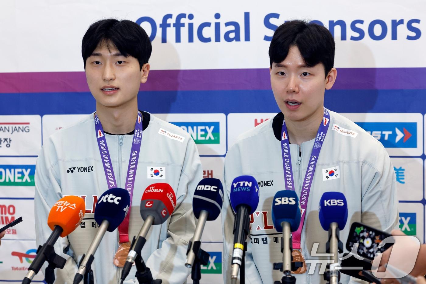 본문 이미지 - 2026 세계배드민턴연맹(BWF) 세계선수권대회 남자 복식에서 값진 동메달을 따낸 김원호(왼쪽)와 서승재가 25일 오전 인천국제공항을 통해 귀국해 취재진과 인터뷰를 하고 있다. 2026.8.25 ⓒ 뉴스1 박정호 기자