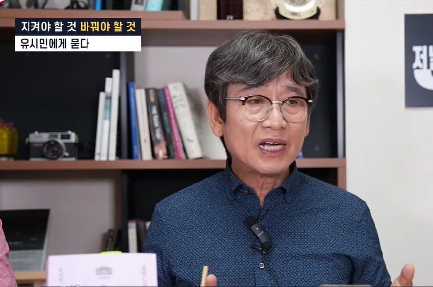 본문 이미지 - 유시민 작가가 24일 밤 유튜브 채널 '저널리스트'에서 '이재명 대통령이 당을 장악하려는 건 잘못이다'는 등의 주장을 펼치고 있는 모습. (유튜브 갈무리. 재판매 및 DB금지) ⓒ 뉴스1 