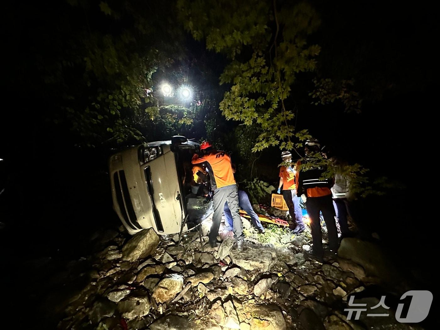 본문 이미지 - 24일 오후 9시 6분쯤 경북 영양군 수비면 수하리 지방도에서 주행 중이던 1톤 화물차가 8m 절벽 아래로 추락해 구조대원들이 구조작업을 하고 있다.(경북소방본부 제공.재판매 및 DB 금지)2026.8.25/뉴스1