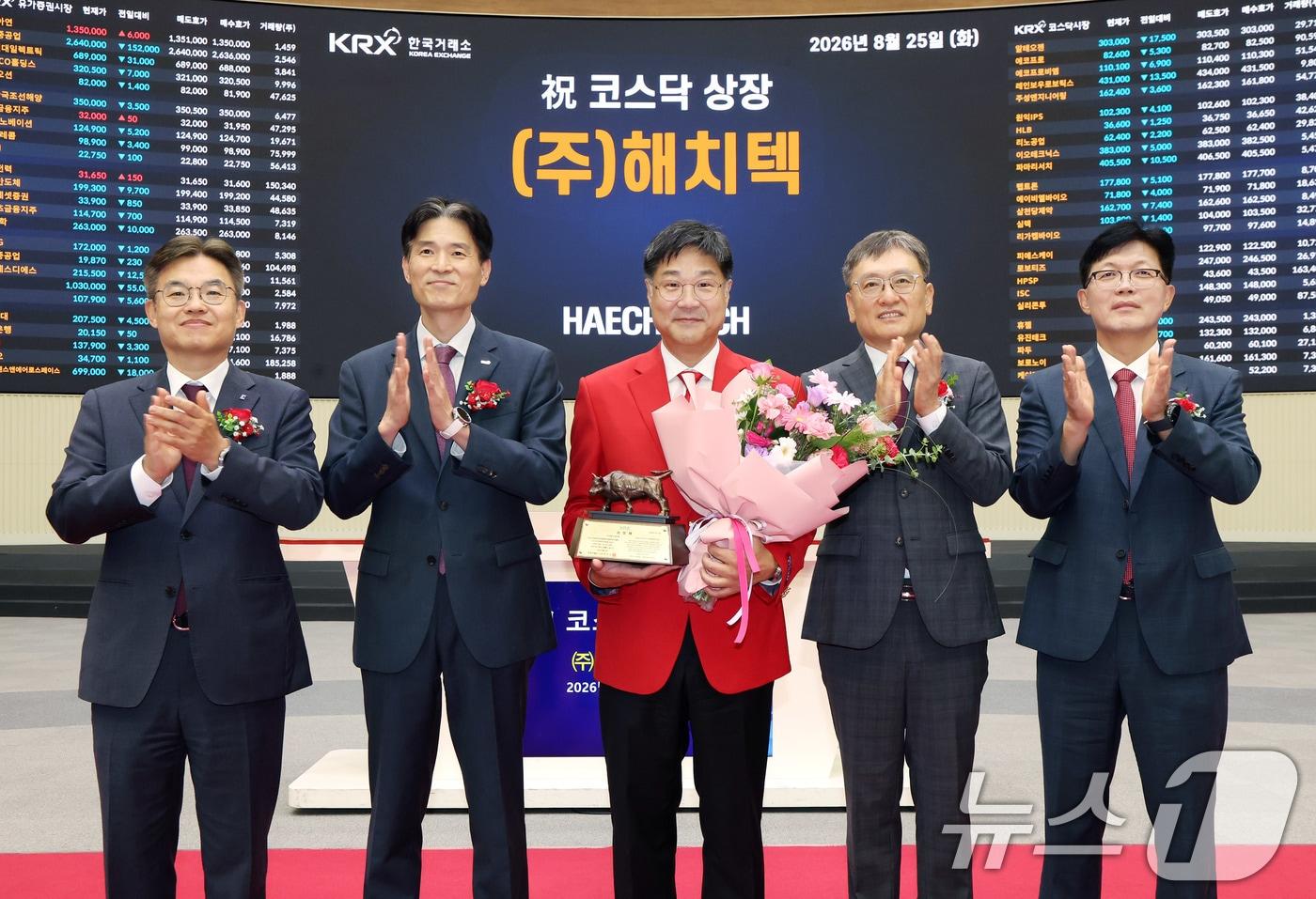 본문 이미지 - 25일 오전 서울 영등포구 한국거래소에서 열린 해치텍 코스닥시장 상장기념식에서 상장기념패 전달 후 박종식 한국IR협의회 부회장(왼쪽부터), 민경욱 한국거래소 코스닥시장본부장, 최성민 해치텍 대표이사, 곽봉석 DB증권 대표이사, 안승근 코스닥협회 부회장이 기념촬영을 하고 있다. (한국거래소 제공. 재판매 및 DB금지)