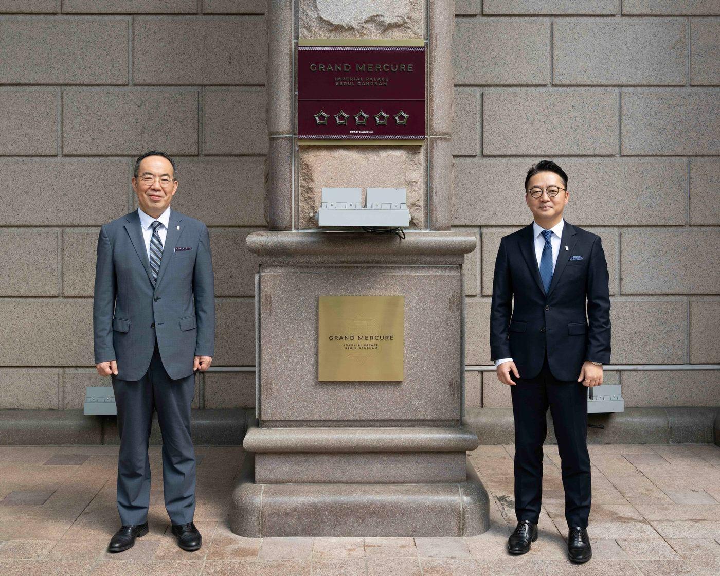 본문 이미지 - 그랜드 머큐어 임피리얼 팰리스 5성 현판 기념식에서 유준재 대표(왼쪽), 이창수 총지배인이 기념 촬영을 하고 있다.(그랜드 머큐어 임피리얼 팰리스 제공)