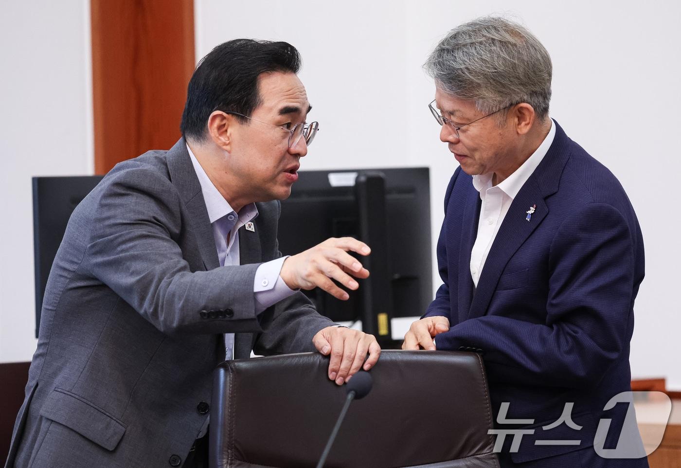 본문 이미지 - 박홍근 기획예산처 장관(왼쪽)과 민형배 전남광주통합특별시장이 25일 청와대에서 열린 국무회의에서 대화를 하고 있다. 2026.8.25 ⓒ 뉴스1 허경 기자