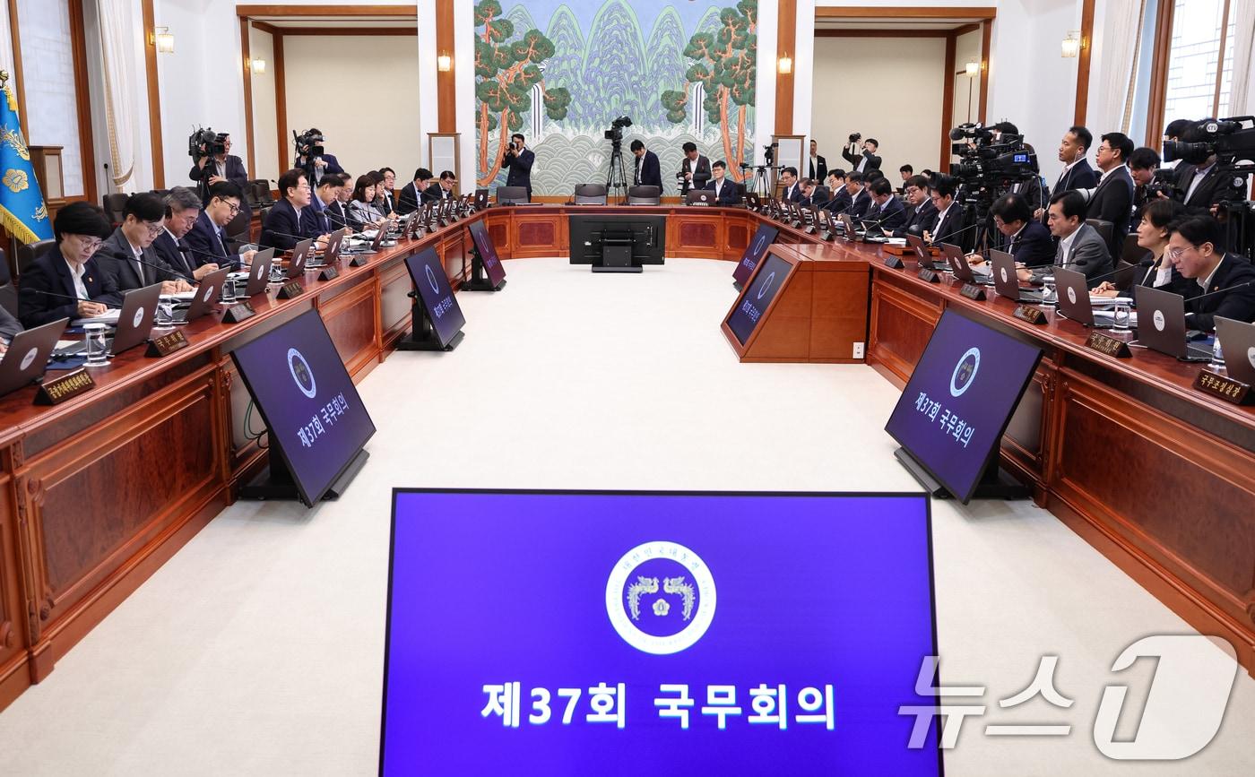 본문 이미지 - 이재명 대통령이 25일 청와대에서 열린 국무회의에서 발언을 하고 있다. 2026.8.25 ⓒ 뉴스1 허경 기자