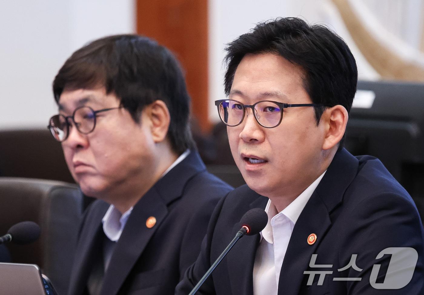 본문 이미지 - 배경훈 부총리 겸 과학기술정보통신부 장관이 25일 청와대에서 열린 국무회의에서 독자 AI 모델 개발 도전 의의 및 성과를 보고 하고 있다. 2026.8.25 ⓒ 뉴스1 허경 기자