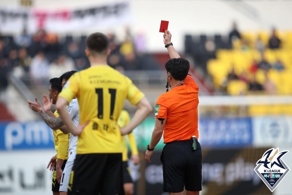 본문 이미지 - 대한축구협회가 K리그 심판 경기운영능력 분석 및 평가를 담당하는 '프로심판평가협의체'의 구성을 개편한다. (프로축구연맹 제공)