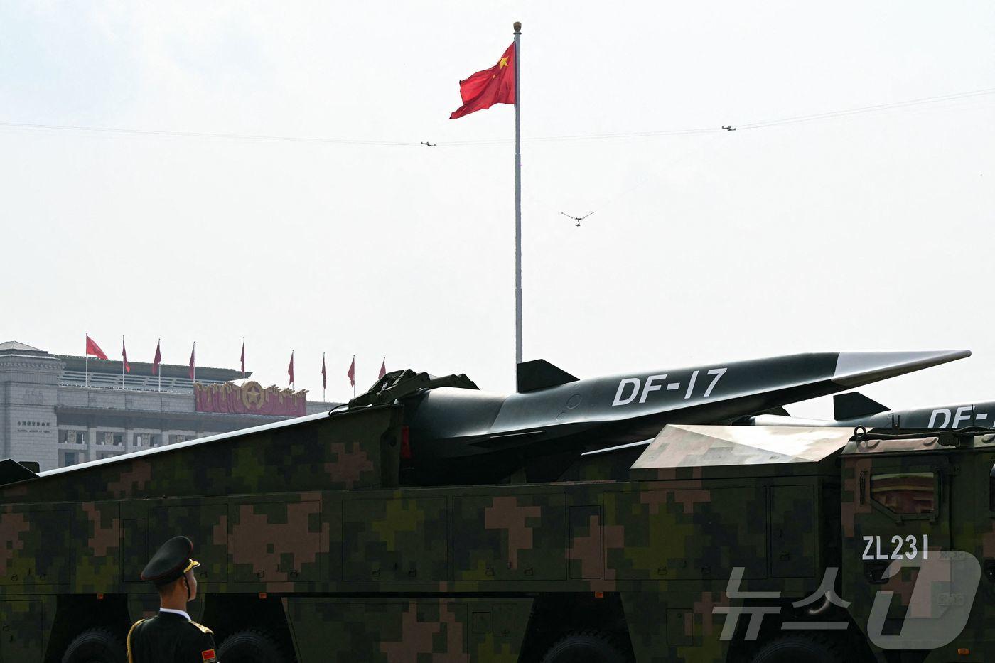 본문 이미지 - 지난해 9월 3일 중국 베이징 톈안먼 광장에서 열린 제2차 세계대전 종전 80주년 기념 군사 퍼레이드에서 DF-17 이동식 준중거리 탄도미사일이 보이고 있다. 2025.09.03 ⓒ AFP=뉴스1