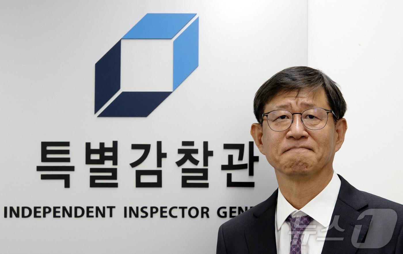 본문 이미지 - 최길수 특별감찰관 후보자가 25일 오전 인사청문회 준비를 위해 서울 종로구 특별감찰관실로 출근하고 있다. 2026.8.25 ⓒ 뉴스1 김진환 기자