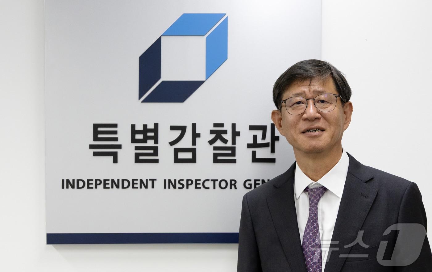 본문 이미지 - 최길수 특별감찰관 후보자가 25일 오전 인사청문회 준비를 위해 서울 종로구 특별감찰관실로 출근하고 있다. 2026.8.25 ⓒ 뉴스1 김진환 기자