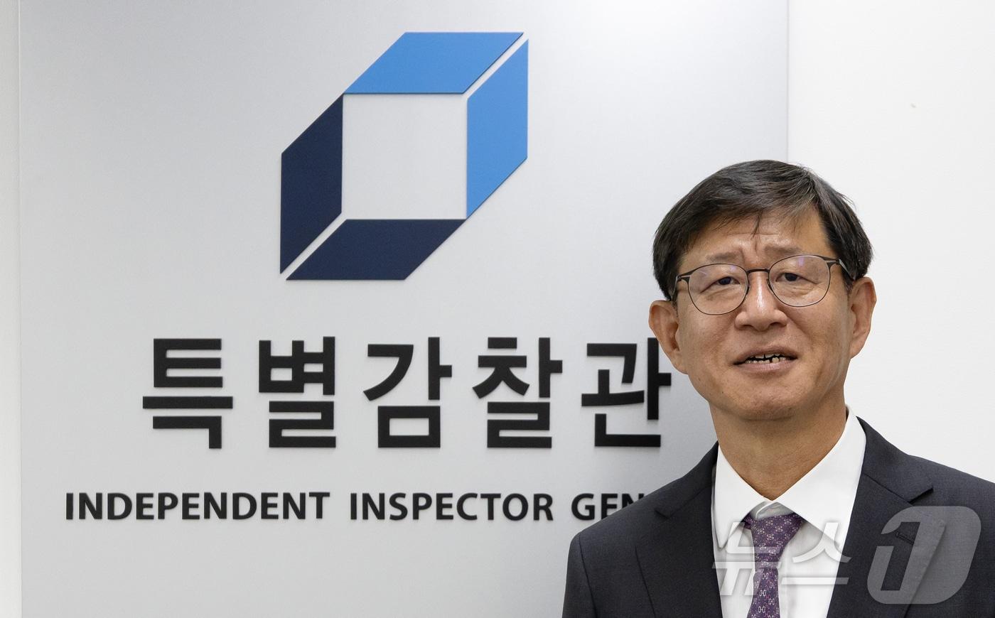 본문 이미지 - 최길수 특별감찰관 후보자가 25일 오전 인사청문회 준비를 위해 서울 종로구 특별감찰관실로 출근하고 있다. 2026.8.25 ⓒ 뉴스1 김진환 기자
