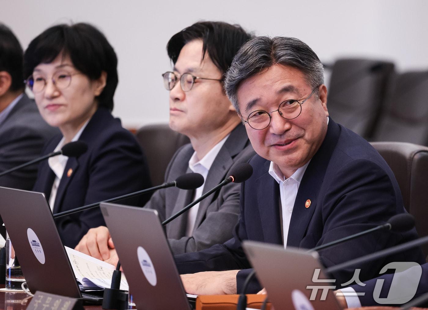 본문 이미지 - 윤호중 행정안전부 장관이 25일 청와대에서 열린 국무회의에서 AI민주정부 실현전략을 보고하고 있다. 2026.8.25 ⓒ 뉴스1 허경 기자