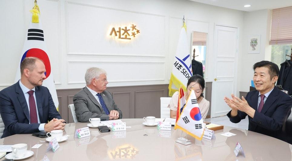 본문 이미지 - 전성수 서초구청장(왼쪽에서 네 번째)과 얀 판 자넨 헤이그 시장(왼쪽에서 두 번째)이 대화를 나누고 있다.