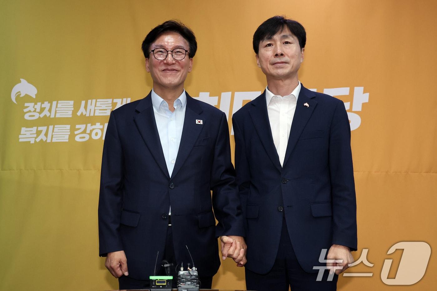본문 이미지 - 김민석 더불어민주당 대표가 25일 오전 서울 여의도 국회 의원회관에서 한창민 사회민주당 대표를 예방, 손을 맞잡고 있다. 2026.8.25 ⓒ 뉴스1 황기선 기자
