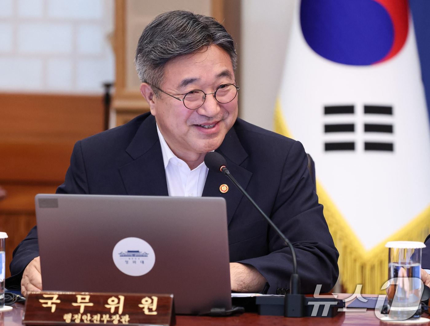 본문 이미지 - 윤호중 행정안전부 장관이 25일 청와대에서 열린 국무회의에서 AI민주정부 실현전략을 보고하고 있다. 2026.8.25 ⓒ 뉴스1 허경 기자