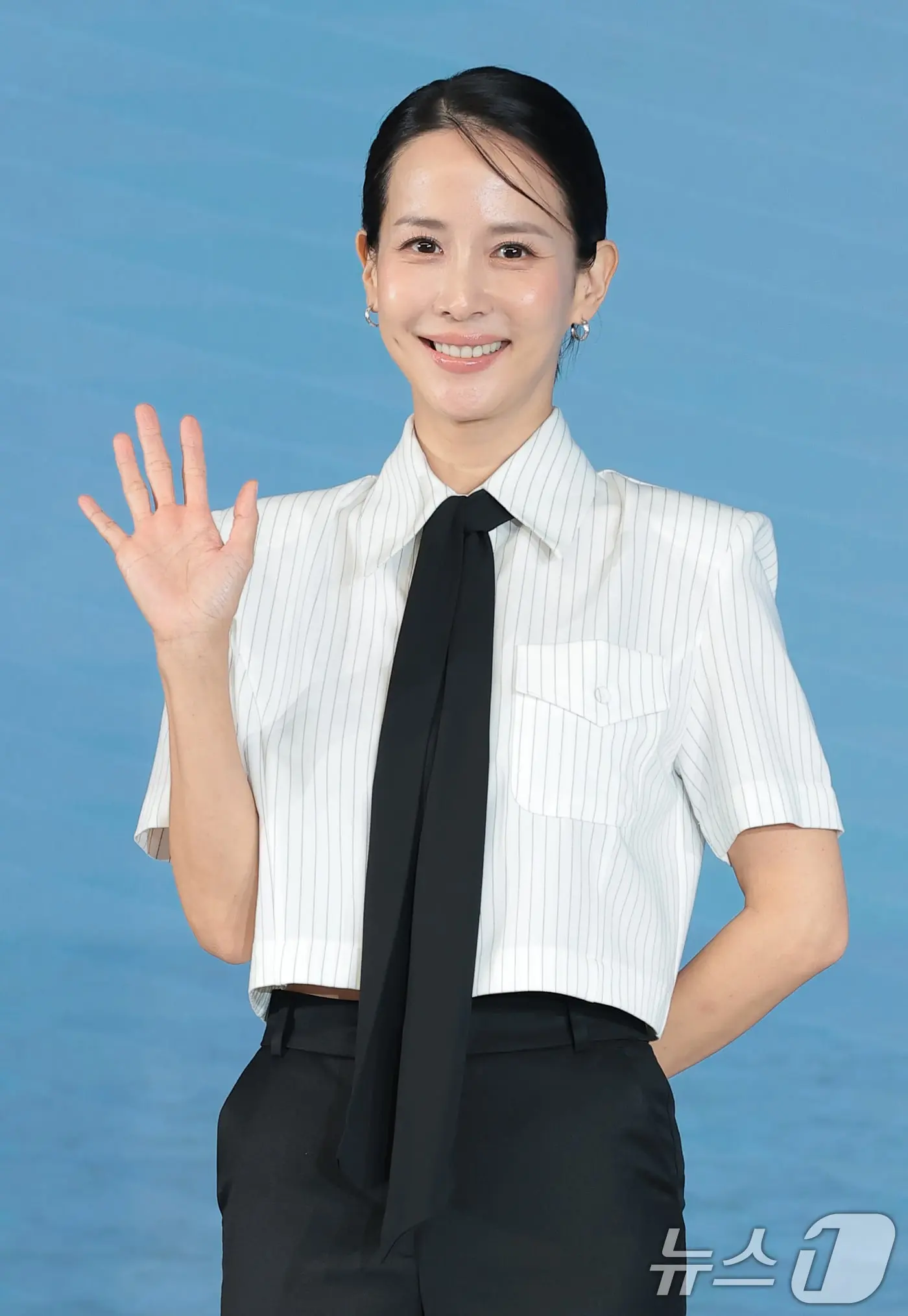 본문 이미지 - 배우 조여정이 25일 서울 마포구 호텔 나루 서울 엠갤러리에서 열린 넷플릭스 영화 ‘가능한 사랑’(감독 이창동) 제작보고회에 참석해 포즈를 취하고 있다. ‘가능한 사랑’은 해고 노동자와 그의 아내 그리고 다큐멘터리 감독과 그녀의 남편, 두 부부가 다큐멘터리 제작을 위해 만나 서로 다른 삶과 숨은 욕망을 마주하는 이야기를 그린 작품이다. 2026.8.25 ⓒ 뉴스1 권현진 기자