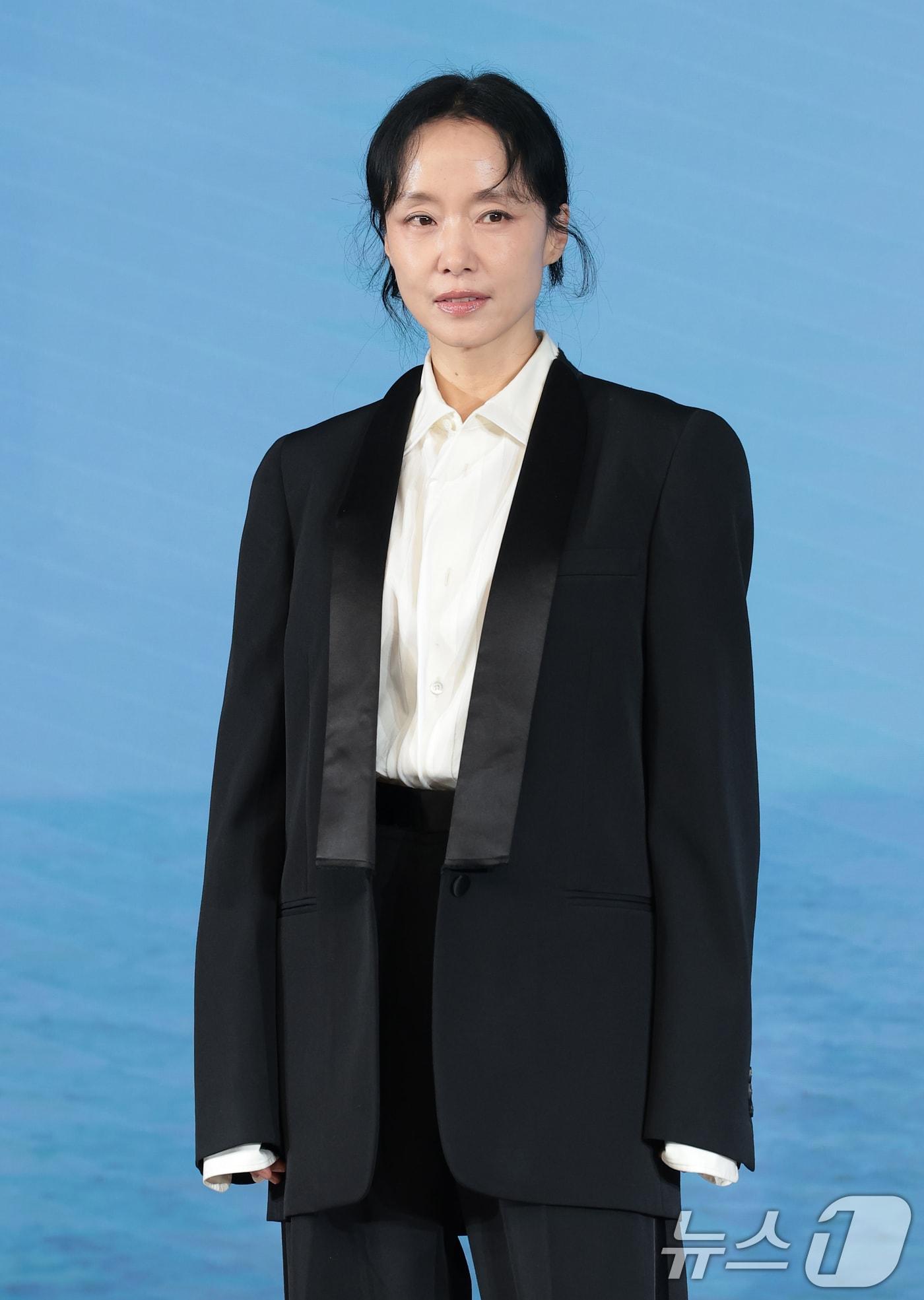 본문 이미지 - 배우 전도연이 25일 서울 마포구 호텔 나루 서울 엠갤러리에서 열린 넷플릭스 영화 ‘가능한 사랑’(감독 이창동) 제작보고회에 참석해 포즈를 취하고 있다. ‘가능한 사랑’은 해고 노동자와 그의 아내 그리고 다큐멘터리 감독과 그녀의 남편, 두 부부가 다큐멘터리 제작을 위해 만나 서로 다른 삶과 숨은 욕망을 마주하는 이야기를 그린 작품이다. 2026.8.25 ⓒ 뉴스1 권현진 기자