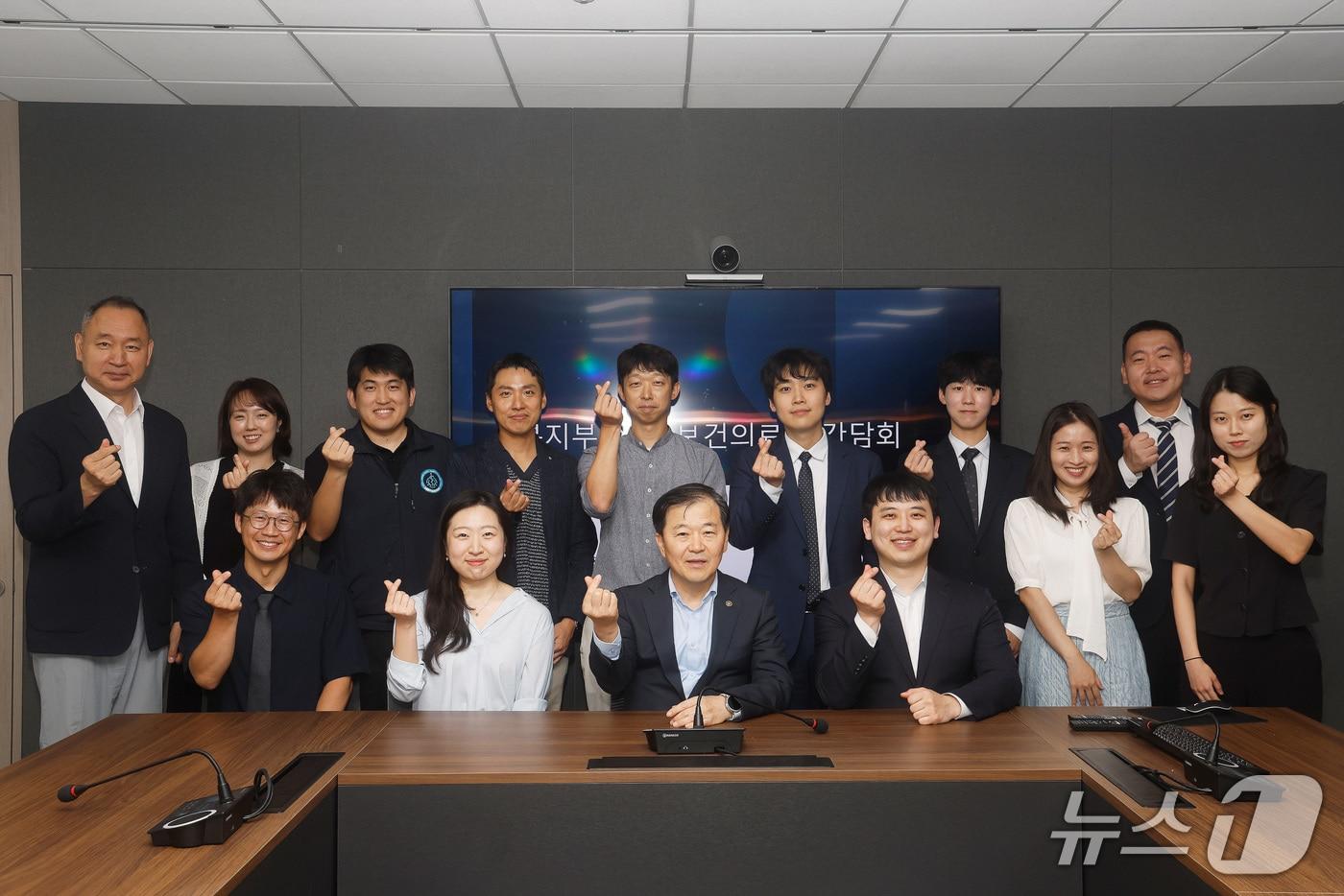 본문 이미지 - 보건복지부는 23일 서울에서 이형훈 제2차관 주재로 의사·치과의사·한의사 전공의 대표와 약사·간호사 대표 등 다양한 직역의 청년 보건의료인 10명이 참석한 가운데 간담회를 개최했다고 25일 밝혔다.(보건복지부 제공)