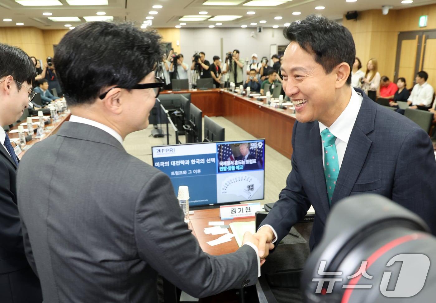 본문 이미지 - 지난 8월 25일 오세훈 서울시장과 한동훈 무소속 의원이 서울 국회 의원회관에서 열린 제10차 대한민국 미래혁신포럼 세미나 '미국의 大전략과 한국의 선택'에서 악수를 나누고 있다. 2026.8.25 ⓒ 뉴스1 황기선 기자