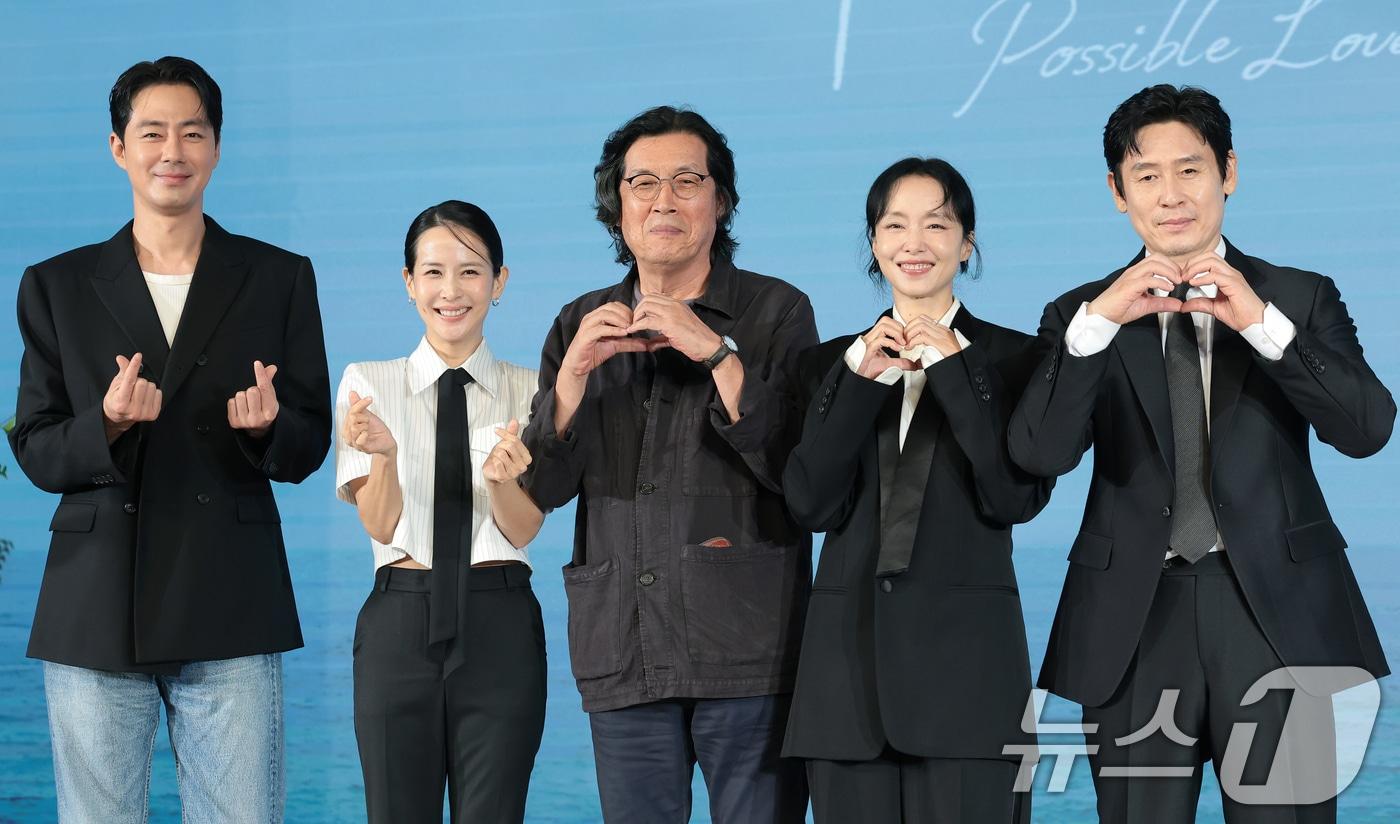 본문 이미지 - 배우 조인성(왼쪽부터)과 조여정, 이창동 감독, 전도연, 설경구가 25일 서울 마포구 호텔 나루 서울 엠갤러리에서 열린 넷플릭스 영화 ‘가능한 사랑’ 제작보고회에 참석해 포즈를 취하고 있다. ‘가능한 사랑’은 해고 노동자와 그의 아내 그리고 다큐멘터리 감독과 그녀의 남편, 두 부부가 다큐멘터리 제작을 위해 만나 서로 다른 삶과 숨은 욕망을 마주하는 이야기를 그린 작품이다. 2026.8.25 ⓒ 뉴스1 권현진 기자