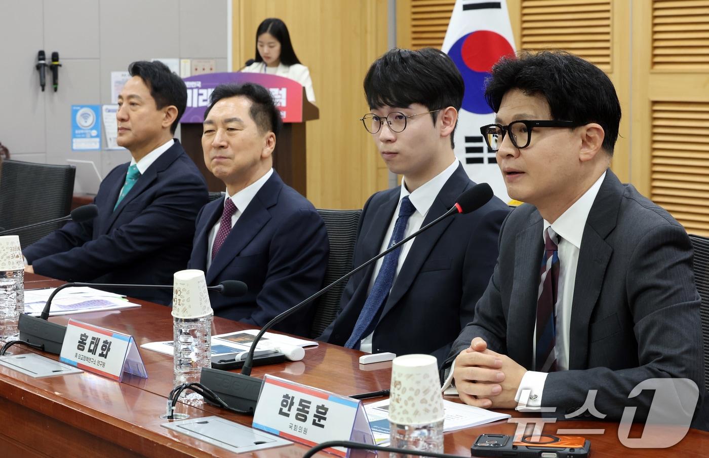 본문 이미지 - 한동훈 무소속 의원이 25일 오전 서울 국회 의원회관에서 열린 제10차 대한민국 미래혁신포럼 세미나 '미국의 大전략과 한국의 선택'에서 인사말을 하고 있다. ⓒ 뉴스1 황기선 기자