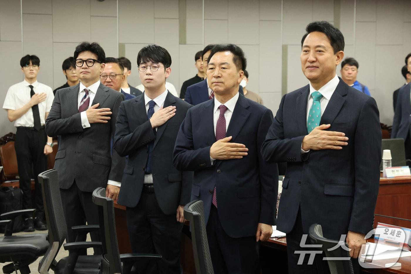 본문 이미지 - 한동훈 무소속 의원(왼쪽부터)과 홍태화 미국 외교정책연구소 연구원, 김기현 국민의힘 의원, 오세훈 서울시장이 25일 오전 서울 국회 의원회관에서 열린 제10차 대한민국 미래혁신포럼 세미나 '미국의 大전략과 한국의 선택'에서 국민의례를 하고 있다. 2026.8.25 ⓒ 뉴스1 황기선 기자