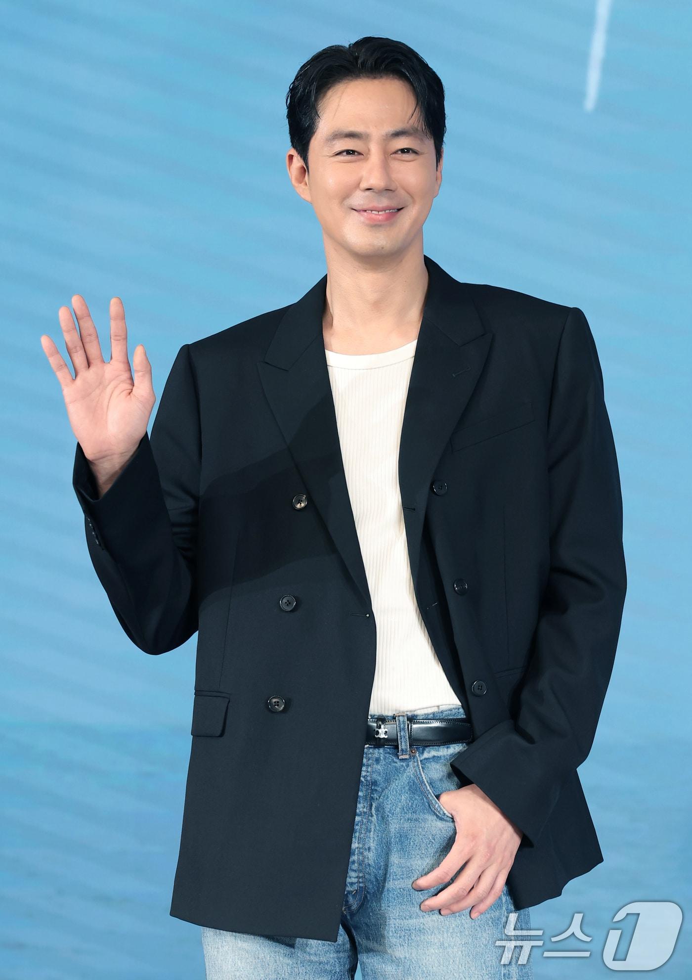 본문 이미지 - 배우 조인성이 25일 서울 마포구 호텔 나루 서울 엠갤러리에서 열린 넷플릭스 영화 ‘가능한 사랑’ 제작보고회에 참석해 포즈를 취하고 있다. ‘가능한 사랑’은 해고 노동자와 그의 아내 그리고 다큐멘터리 감독과 그녀의 남편, 두 부부가 다큐멘터리 제작을 위해 만나 서로 다른 삶과 숨은 욕망을 마주하는 이야기를 그린 작품이다. 2026.8.25 ⓒ 뉴스1 권현진 기자