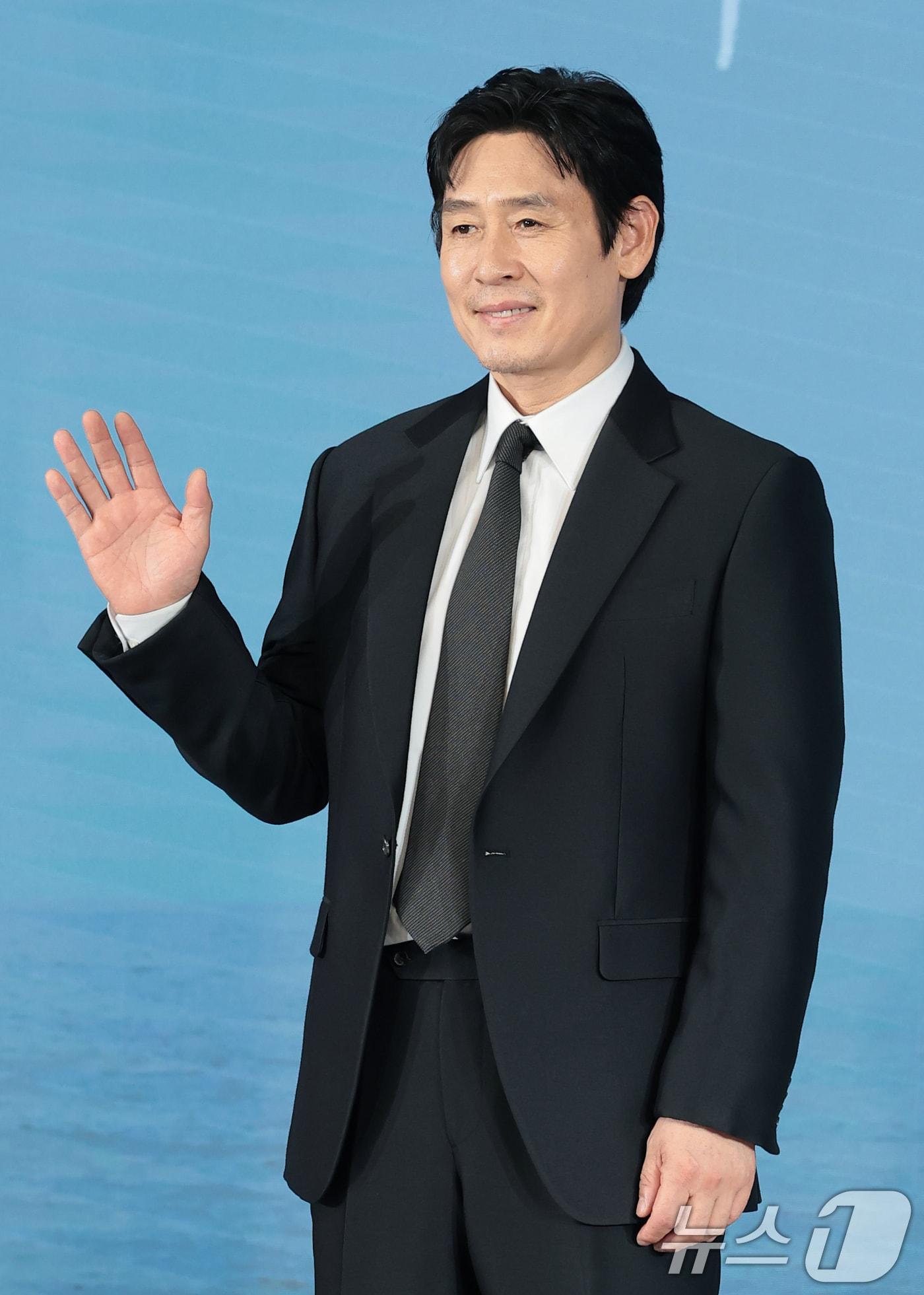 본문 이미지 - 배우 설경구가 25일 서울 마포구 호텔 나루 서울 엠갤러리에서 열린 넷플릭스 영화 ‘가능한 사랑’ 제작보고회에 참석해 포즈를 취하고 있다. ‘가능한 사랑’은 해고 노동자와 그의 아내 그리고 다큐멘터리 감독과 그녀의 남편, 두 부부가 다큐멘터리 제작을 위해 만나 서로 다른 삶과 숨은 욕망을 마주하는 이야기를 그린 작품이다. 2026.8.25 ⓒ 뉴스1 권현진 기자