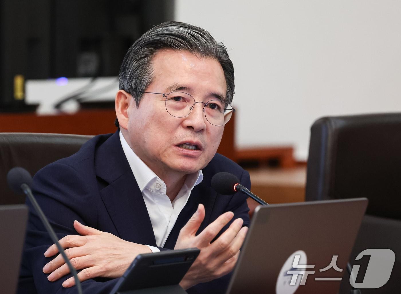 본문 이미지 - 김용범 정책실장이 25일 청와대에서 열린 국무회의에서 발언을 하고 있다. 2026.8.25 ⓒ 뉴스1 허경 기자