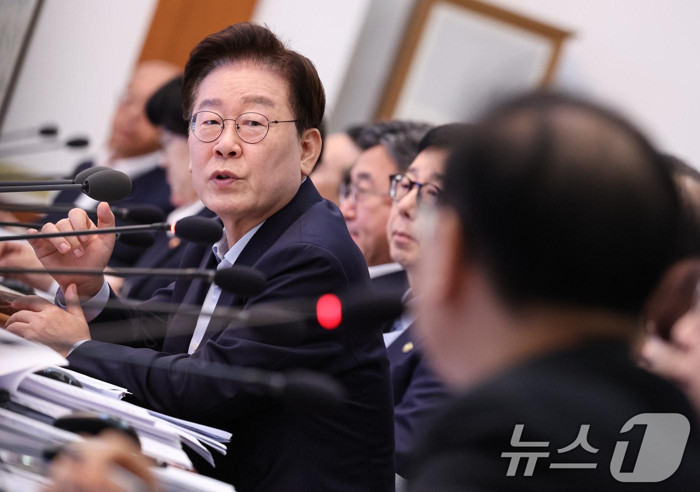 본문 이미지 - 이재명 대통령이 25일 청와대에서 열린 국무회의에서 김윤덕 국토교통부 장관에게 질문하고 있다. 2026.8.25 ⓒ 뉴스1 허경 기자