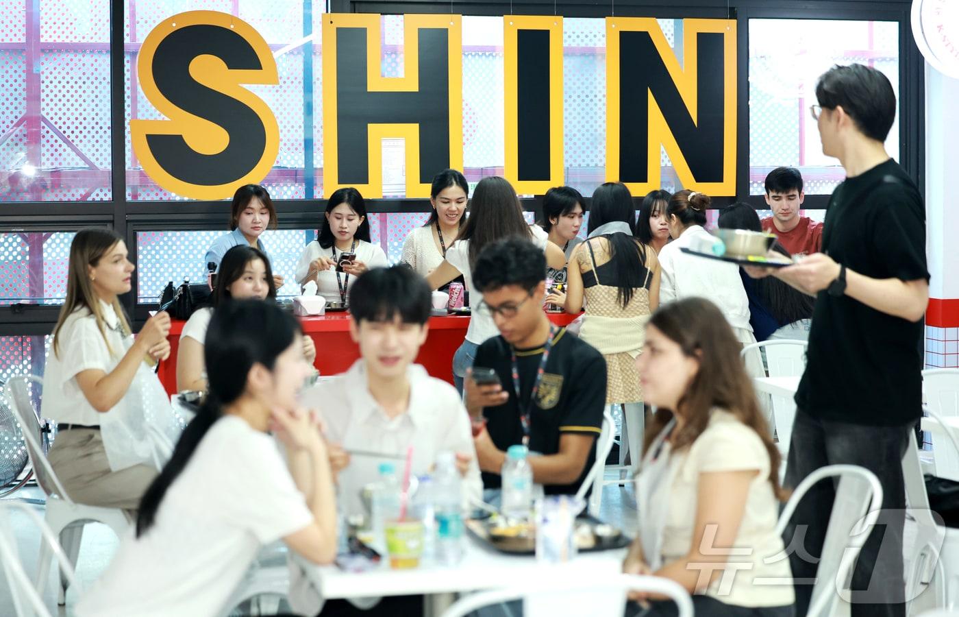 본문 이미지 - 25일 서울 성동구 신라면분식 더 팩토리를 찾은 2026 뉴스1 ‘K-브랜드’ 글로벌 캠프 참가자들이 라면을 시식하고 있다. 2026 뉴스1 ‘K-브랜드’ 글로벌 캠프는 외국인 유학생, 외교관, 글로벌 기업 주재원, 인플루언서 등 다양한 분야의 글로벌 인재들이 한국을 대표하는 기업을 방문하여 K-푸드, K-뷰티, K-컬처를 온몸으로 체험할 수 있는 프로그램이다. (사진은 기사 내용과 무관함) 2026.8.25 ⓒ 뉴스1 이호윤 기자