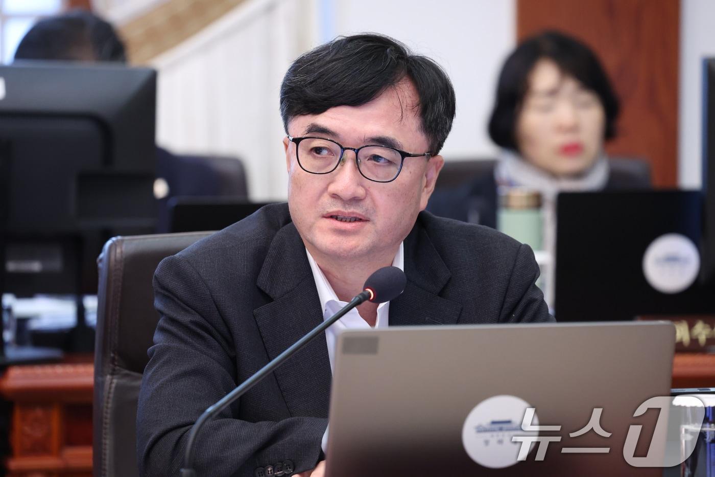 본문 이미지 - 임기근 국무조정실장이 25일 청와대에서 열린 국무회의에서 국민 의견을 소개하고 있다. 2026.8.25 ⓒ 뉴스1 허경 기자