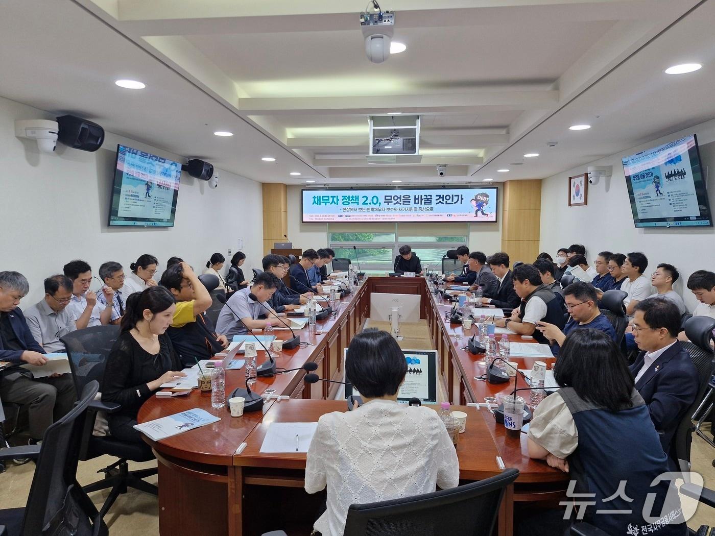 본문 이미지 - 한창민 사회민주당 의원, 신장식·이해민 조국혁신당 의원, 박홍배 더불어민주당 의원은 25일 국회의원회관 제5간담회의실에서 '채무자 정책 2.0, 무엇을 바꿀 것인가' 토론회를 열었다. 2026.08.25 ⓒ 뉴스1 한병찬 기자