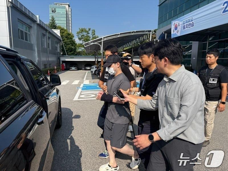 본문 이미지 - 캐리비안 베이 불법촬영 혐의를 받는 20대 남성 A 씨가 24일 수원지법에서 열린 구속 전 피의자 심문(영장실질심사)에 출석하는 모습. (독자 제공. 재판매 및 DB 금지) 2026.8.24/뉴스1