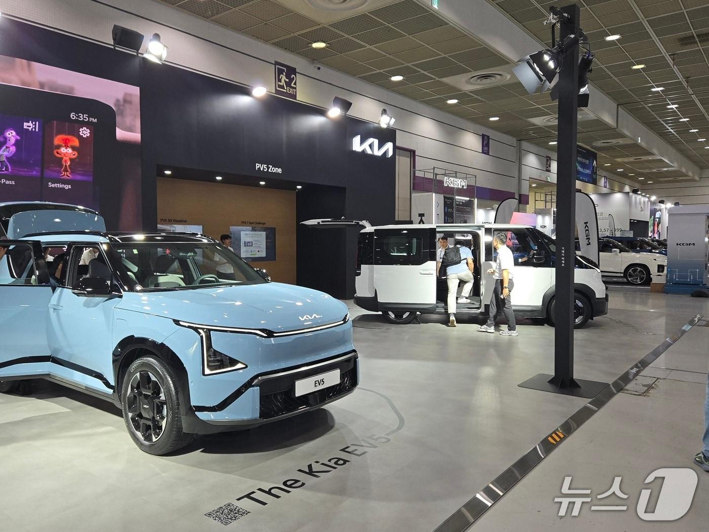 본문 이미지 - 25일 서울 강남 코엑스에서 열린 'EV트렌드코리아 2026' 기아 전시관에 준중형 전기 SUV 'EV5'(왼쪽)와 중형 전기 목적기반차(PBV) 'PV5 패신저'(오른쪽)가 전시된 모습. 2026.8.25/뉴스1 김성식 기자