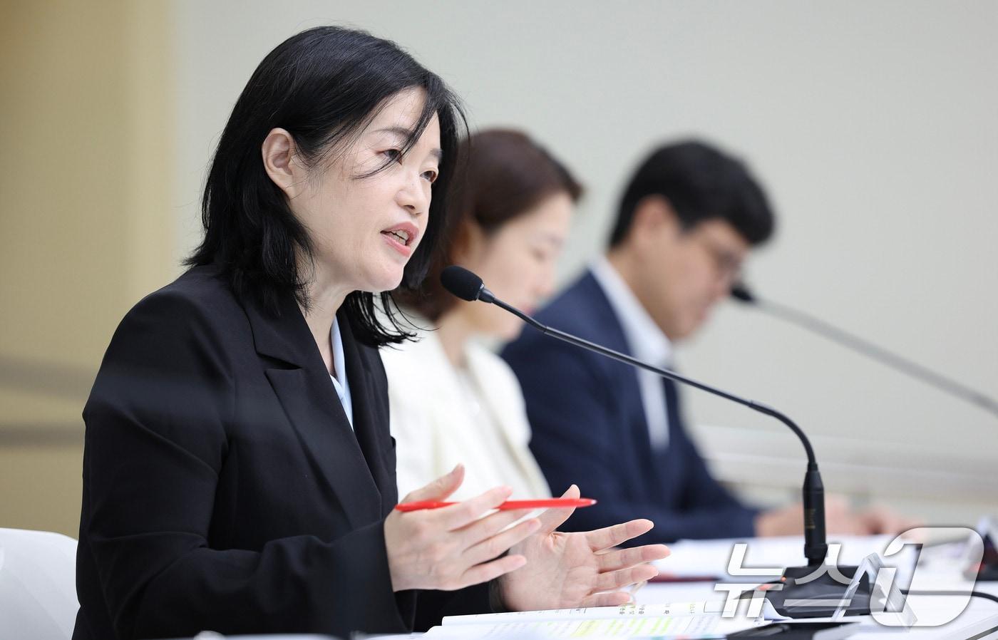 본문 이미지 - 이현정 행정안전부 지방세제국장이 25일 오전 세종시 도움로 정부세종청사 중앙동 브리핑실에서 열린 ‘2026년 지방세제 개편안 정책 설명회’에서 개편안의 주요 내용을 발표하고 있다. (행정안전부 제공. 재판매 및 DB금지) 2026.8.25 ⓒ 뉴스1