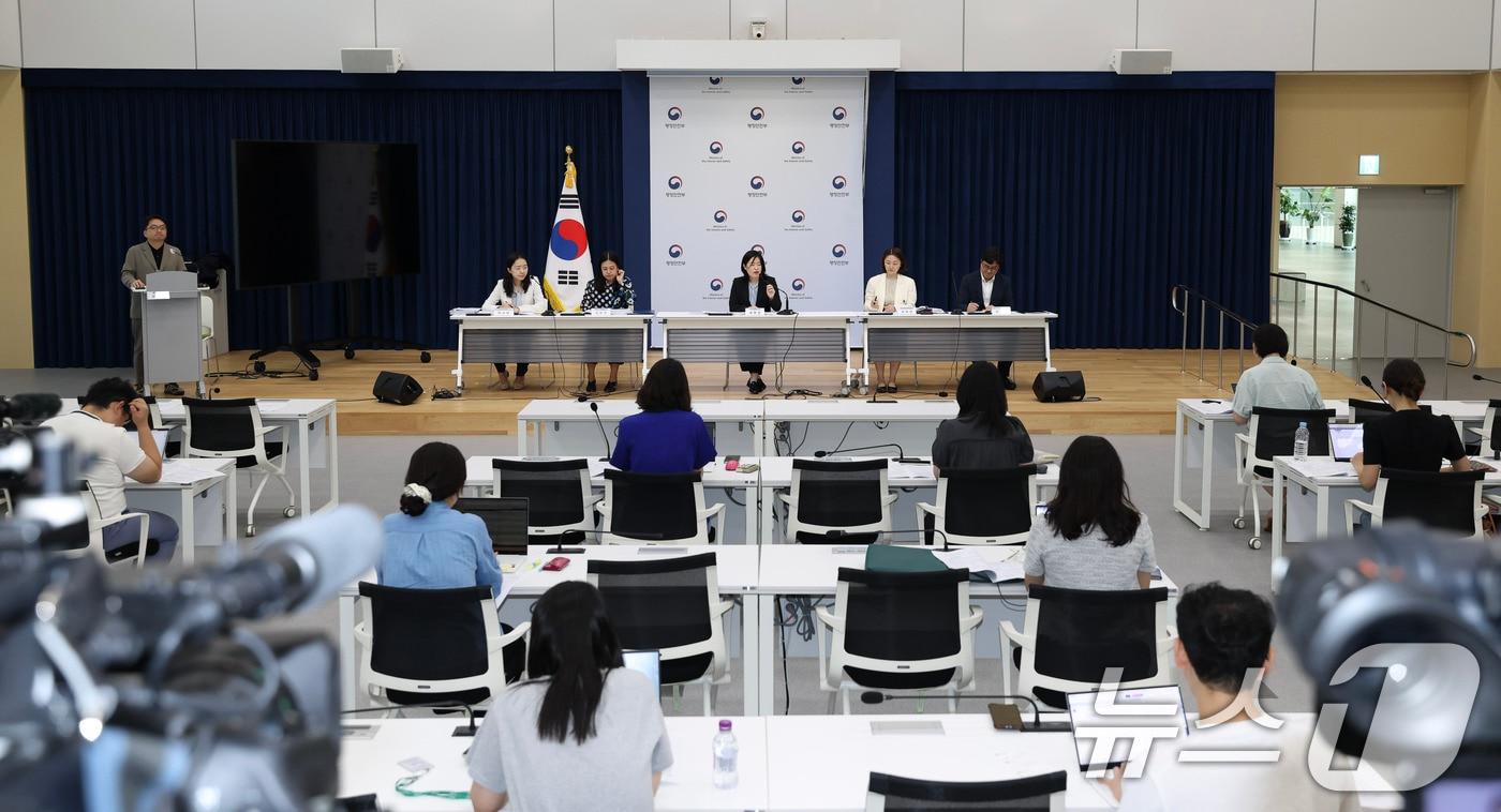 본문 이미지 - 이현정 행정안전부 지방세제국장이 25일 오전 세종시 도움로 정부세종청사 중앙동 브리핑실에서 열린 ‘2026년 지방세제 개편안 정책 설명회’에서 개편안의 주요 내용을 발표하고 있다. (행정안전부 제공. 재판매 및 DB금지) 2026.8.25 ⓒ 뉴스1