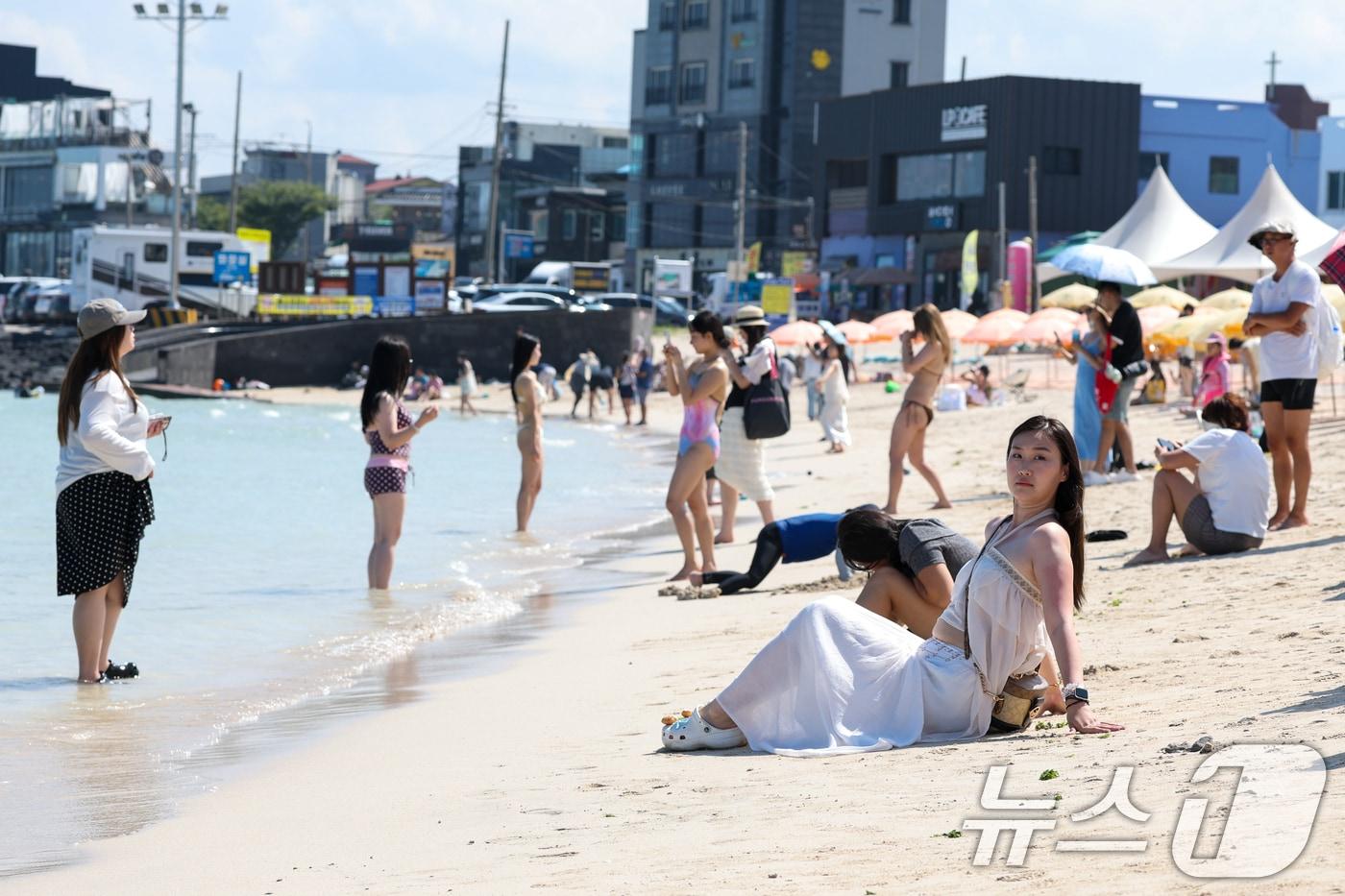 본문 이미지 - 무더위가 꺾이지 않고 있는 25일 제주시 한림읍 협재해수욕장을 찾은 중국인 관광객들이 기념 촬영을 하고 있다. 2026.8.25 ⓒ 뉴스1 안은나 기자