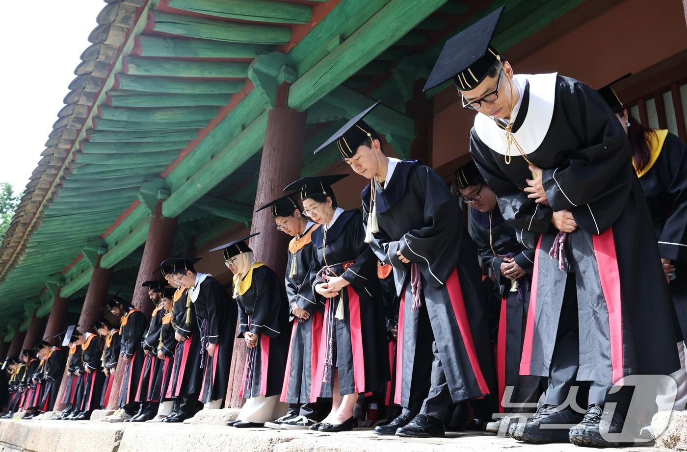 본문 이미지 - 25일 서울 종로구 성균관대학교 대성전에서 졸업생들이 2026년 여름 학위수여식에 앞서 문묘고유례(文廟告由禮)를 지내고 있다. 고유례는 입학과 졸업 등 학교의 경사스러운 일이 있을 때 선현들에게 이를 알리는 전통 의식이다. 2026.8.25 ⓒ 뉴스1 이종수 기자