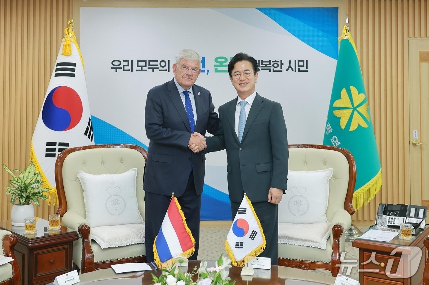 본문 이미지 - 얀 반 자넨 네덜란드 헤이그시장(왼쪽)이 25일 대전시청을 찾아 허태정 시장과 양 도시간 협력 방안을 논의했다. (시 제공) / 뉴스1