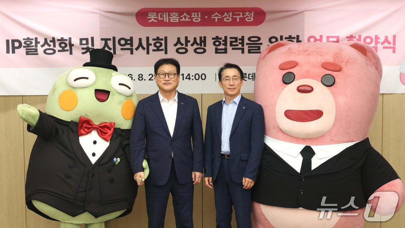 본문 이미지 - 대구 수성구와 롯데홈쇼핑이 수성구 대표 캐릭터 '뚜비'와 롯데홈쇼핑 대표 캐릭터 '벨리곰'의 지식재산(IP) 활용 업무협약을 체결한 뒤 기념촬영을 하고 있다.(대구 수성구 제공. 재판매 및 DB금지)