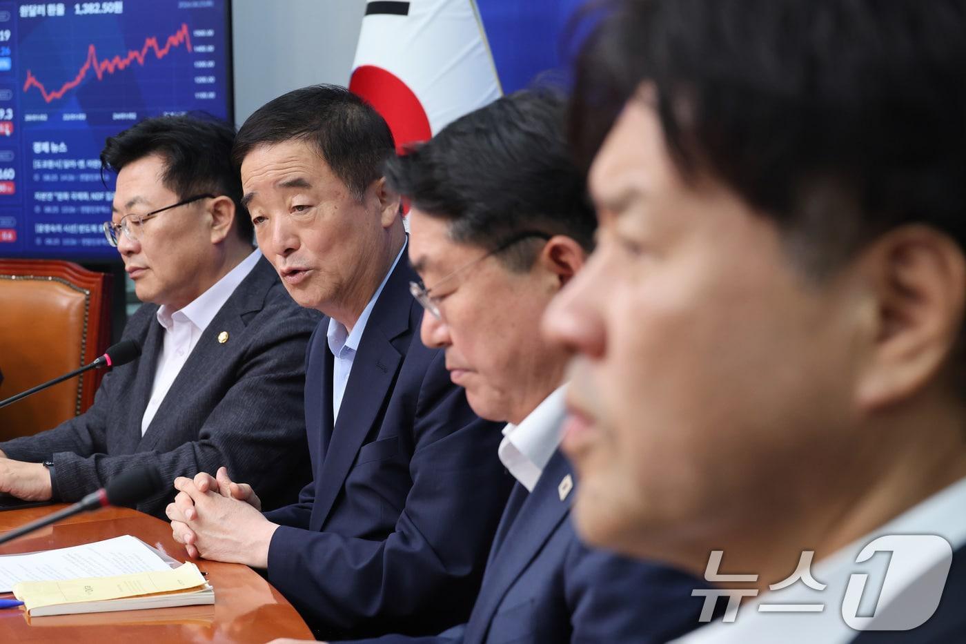 본문 이미지 - 강득구 더불어민주당 의원이 25일 서울 여의도 국회에서 열린 민주연구원 혁신TF 1차 회의에서 발언하고 있다. 2026.8.25 ⓒ 뉴스1 신웅수 기자