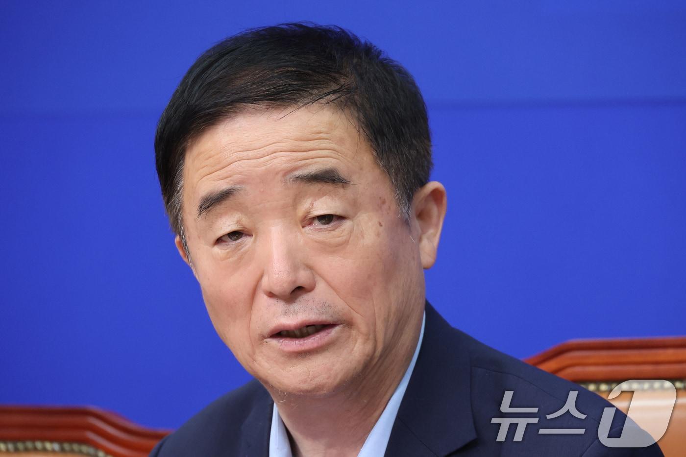 본문 이미지 - 강득구 더불어민주당 의원이 지난 8월 25일 서울 여의도 국회에서 열린 민주연구원 혁신TF 1차 회의에서 발언하고 있다. 2026.8.25 ⓒ 뉴스1 신웅수 기자