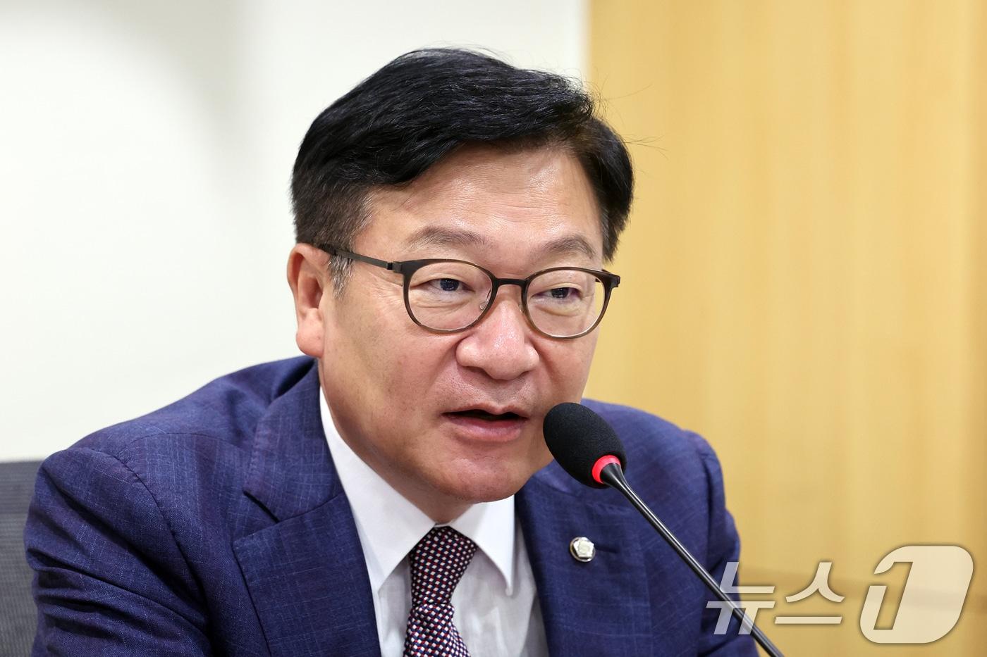 본문 이미지 - 정점식 국민의힘 원내대표가 25일 오후 서울 여의도 국회 의원회관에서 열린 청년 고용절벽과 기회 양극화 해소 방안 토론회에서 축사를 하고 있다. 2026.8.25 ⓒ 뉴스1 황기선 기자