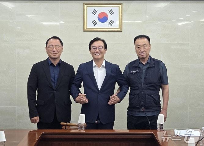 본문 이미지 - 부산 시내버스 노사가 임금협상을 최종 타결한 후 전재수 부산시장과 기념사진을 찍고 있다.(부산시 제공. 재판매 및 DB금지)