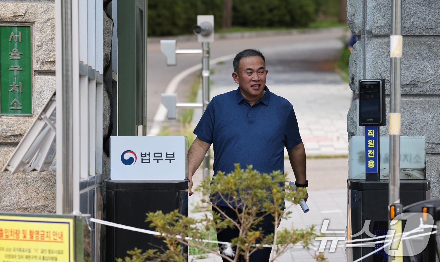 본문 이미지 - 명태균 씨가 25일 경기도 의왕시 서울구치소를 걸어 나오고 있다. 2026.8.25 ⓒ 뉴스1 이종덕 기자
