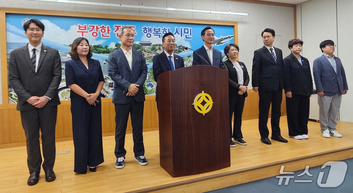 본문 이미지 - 김기운 더불어민주당 경남도당 위원장이 25일 진주시청 브리핑룸에서 발전공기업 통합본사 진주 유치에 대해 설명하고 있다. 2026.8.25/뉴스1 한송학기자